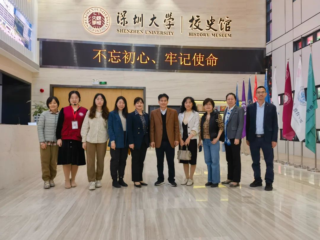 说明: 参观校史馆